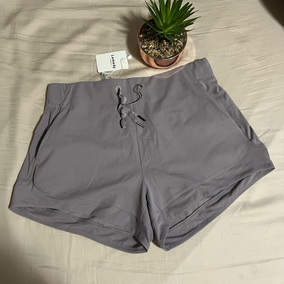 Women shorts - Picture 1 of 3